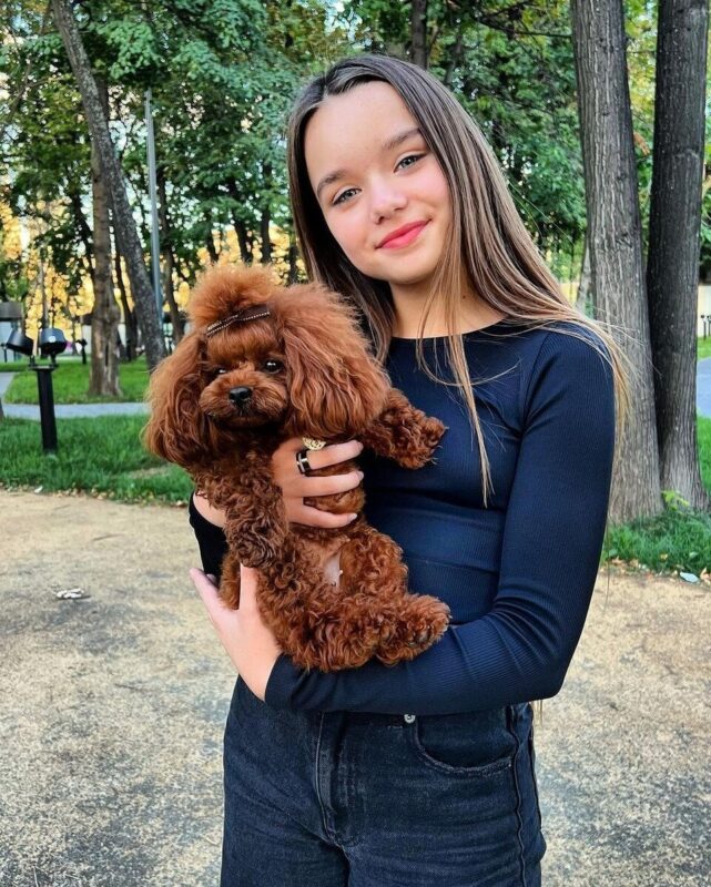 «La fille Barbie d'hier et d'aujourd'hui!» Voici ce qui est arrivé à la fille aux allures de poupée et à quoi elle ressemble et vit aujourd'hui