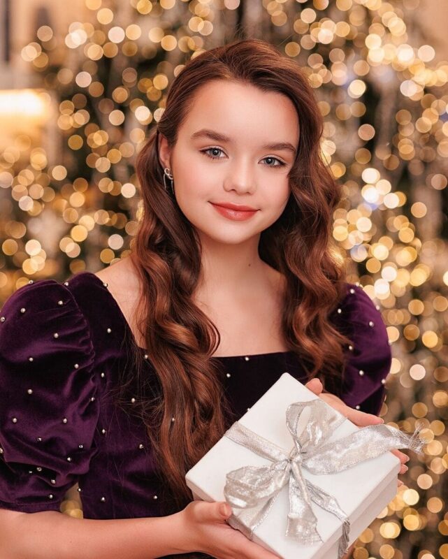 «La fille Barbie d'hier et d'aujourd'hui!» Voici ce qui est arrivé à la fille aux allures de poupée et à quoi elle ressemble et vit aujourd'hui