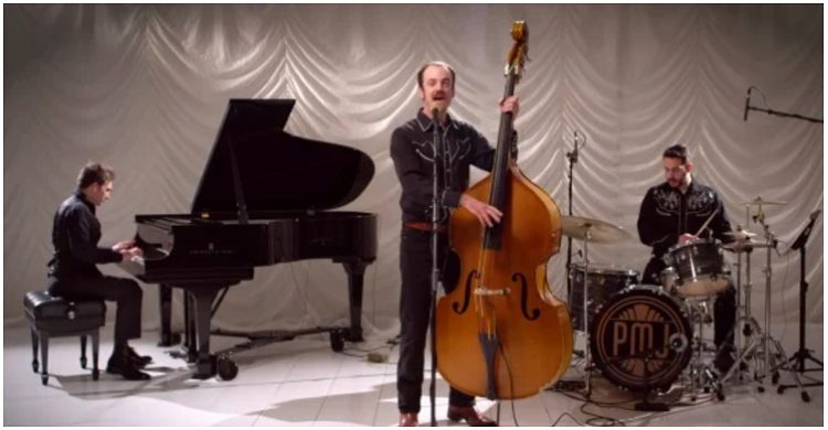 La fantastique reprise de « Staying Alive » du Ragtime Rockabilly Band établit une nouvelle norme