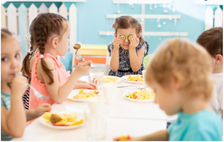 La belle-mère critique sévèrement le poids de la fillette de six ans le jour de son anniversaire