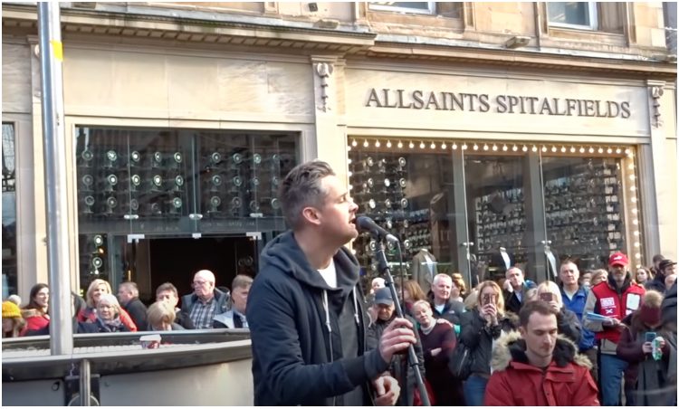 Tom Chaplin de Keane interprète une version de rue de "Somewhere Only We Know" pour une œuvre caritative