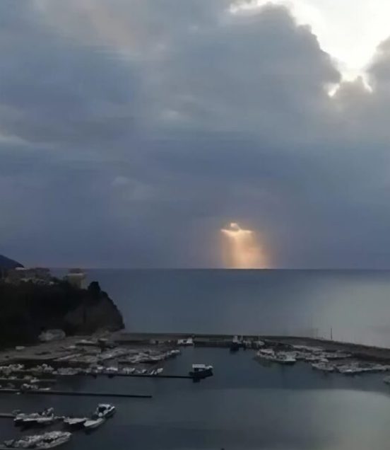 Un garçon a remarqué une chose étrange et il a pris une photo
