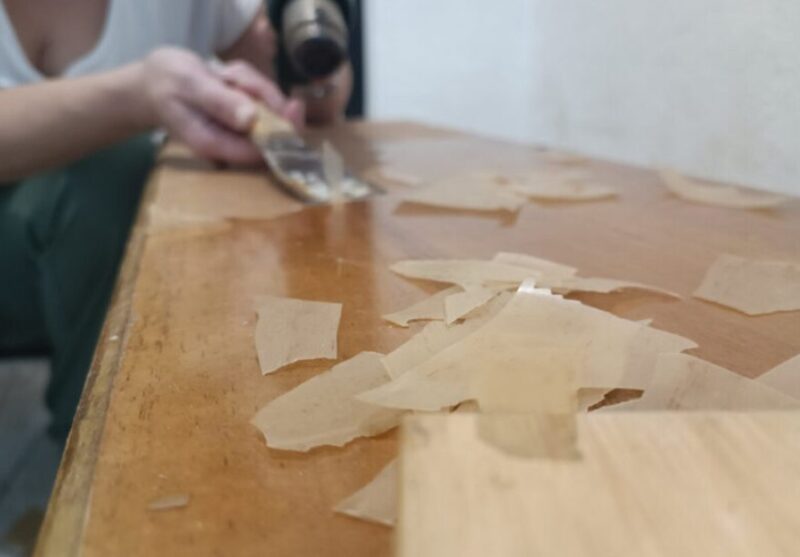 Une fille a trouvé une table de chevet dans les ordures et l'a rénové d'une manière intéressante