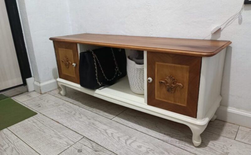 Une fille a trouvé une table de chevet dans les ordures et l'a rénové d'une manière intéressante