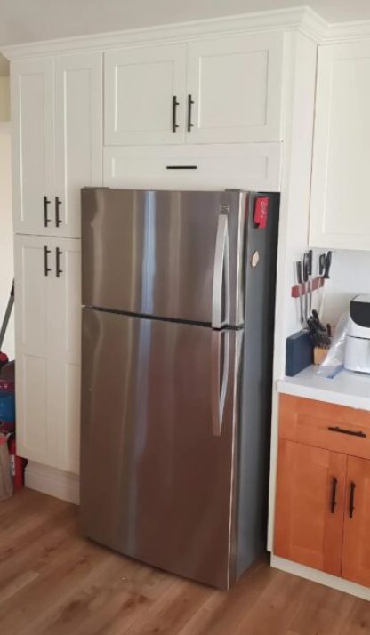 À quoi servent les placards installés au-dessus du réfrigérateur ?