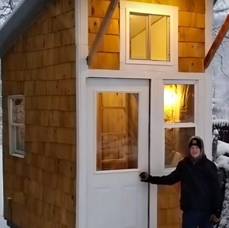 Ce garçon a construit une maison de 89 m carrés
