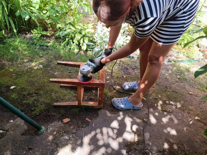 Transformation d'un vieux tabouret en une pièce unique et fonctionnelle : table, porte-plantes ou siège