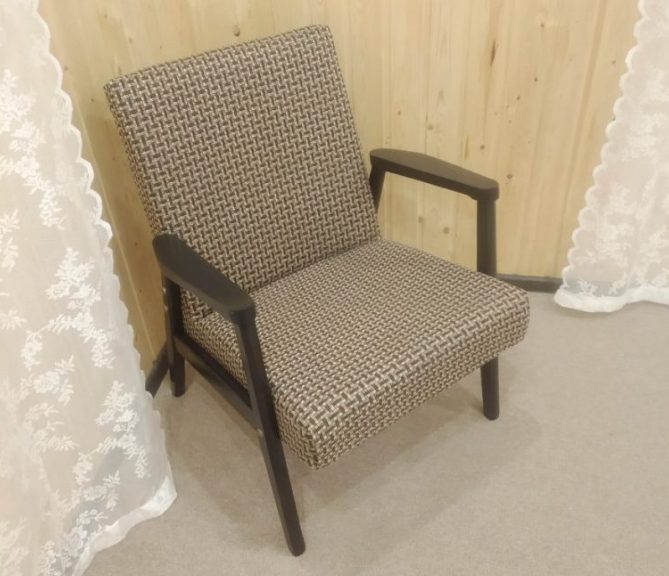 Mon frère a complètement transformé notre fauteuil des années 60 que j'avais décidé de jeter