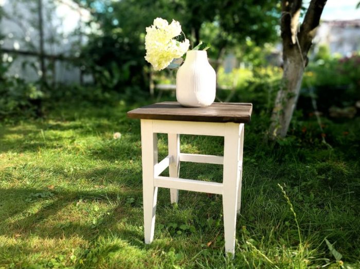 Transformation d'un vieux tabouret en une pièce unique et fonctionnelle : table, porte-plantes ou siège