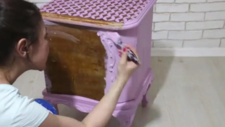Transformation étonnante d'une vieille commode trouvée près de la poubelle : un chef-d'œuvre restauré