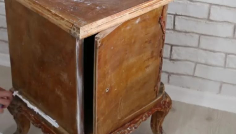 Transformation étonnante d'une vieille commode trouvée près de la poubelle : un chef-d'œuvre restauré
