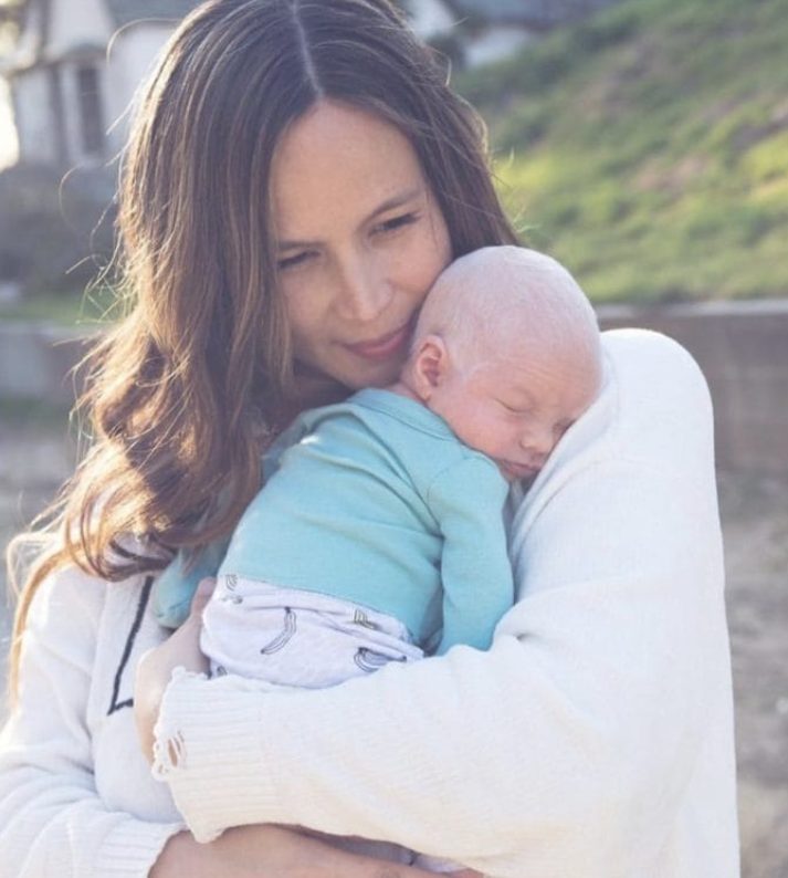 Le petit garçon aux cheveux blancs qui fait fondre les cœurs
