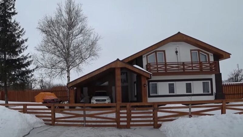 Un jeune homme a acheté une vielle maison dans un village éloigné et l’a transformée en une villa