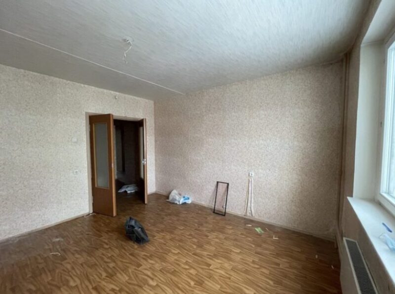 Cette dame a acheté un appartement dans un état horrible et l'a rénové de manière impressionnante.