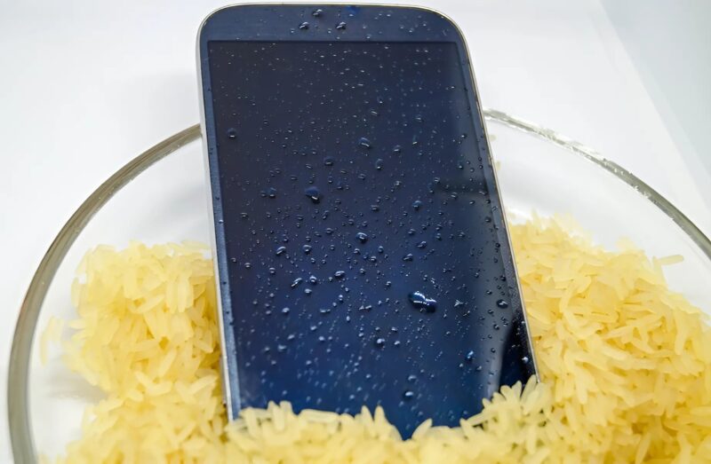 Voilà ce qu'il faut faire si votre portable est tombé dans l’eau