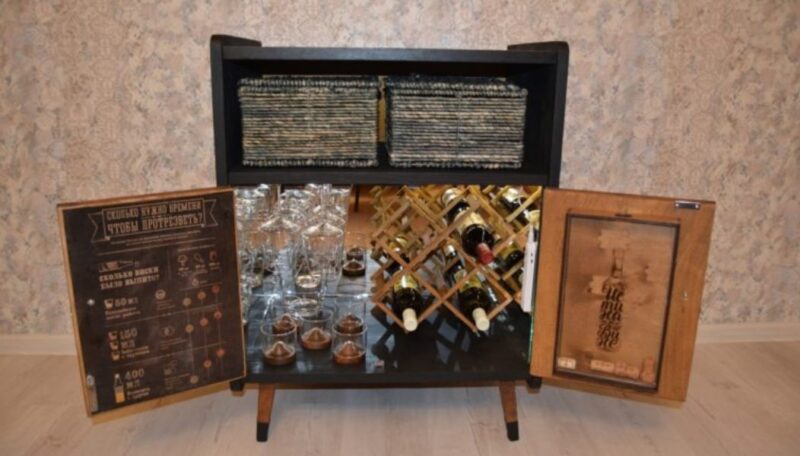 Regardez comment vous pouvez transformer une vieille commode en un minibar unique et fonctionnel