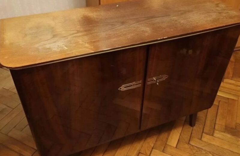 Transformation incroyable d'une vieille table de nuit en une pièce moderne et décorative pleine de souvenirs