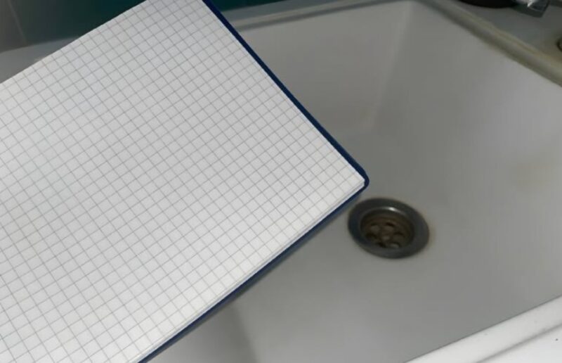 Découvrez pourquoi il faut mettre une feuille de papier et un verre dans l'évier avant de sortir de la maison
