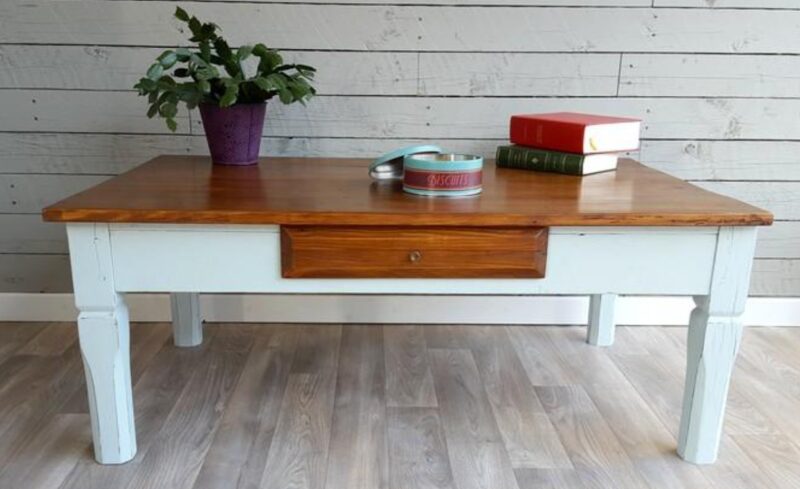 Je voulais me débarrasser de cette vieille table, mais mon mari l'a relookée, et regardez le résultat