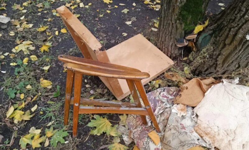 Rénovation d'un vieux fauteuil trouvé dans la rue : transformation étonnante d'une pièce unique et vintage