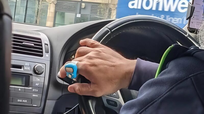 J'ai remarqué cet objet sur le doigt du chauffeur de mon taxi et j'ai pris une photo pour découvrir ce que c'était