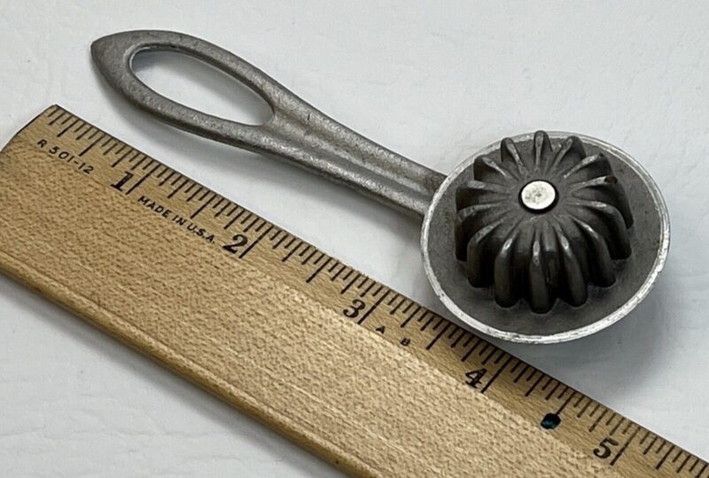 Dans l'un des tiroirs de la cuisine, j'ai trouvé ce vieil objet et je n'avais aucune idée de son utilité