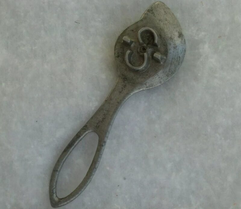 Dans l'un des tiroirs de la cuisine, j'ai trouvé ce vieil objet et je n'avais aucune idée de son utilité