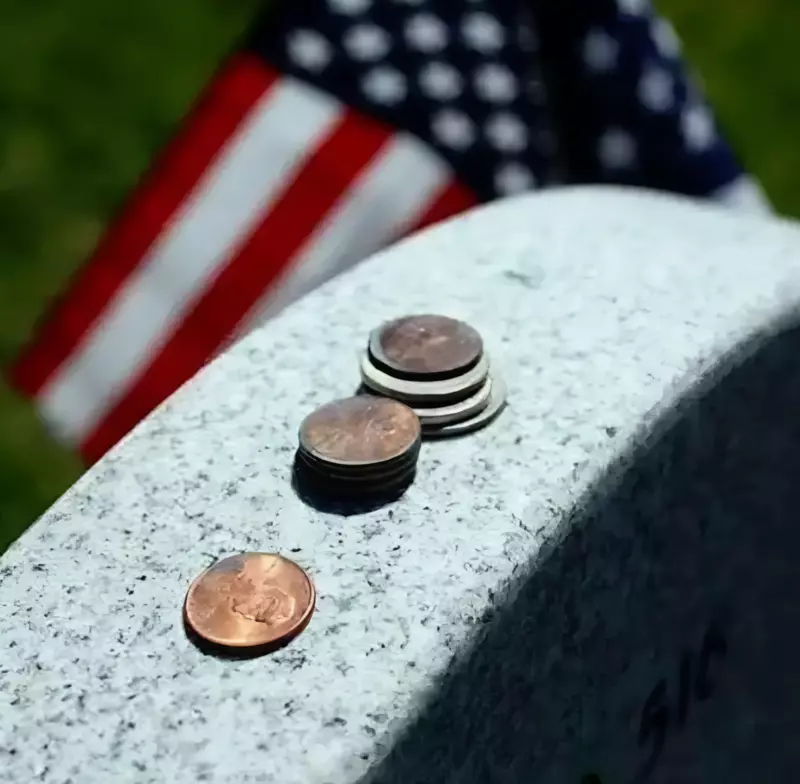 Pourquoi les gens laissent-ils des pièces de monnaie sur les pierres tombales ? Découvrez la signification derrière ce geste
