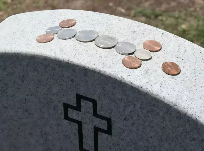 Pourquoi les gens laissent-ils des pièces de monnaie sur les pierres tombales ? Découvrez la signification derrière ce geste