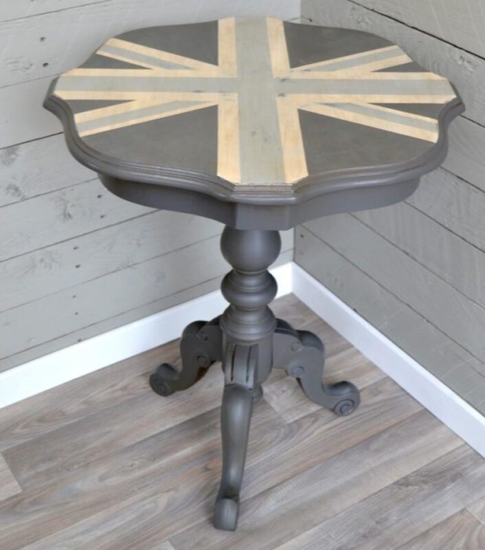 Rénovation d'une table ancienne : du vieux meuble abîmé à un design moderne avec touche britannique