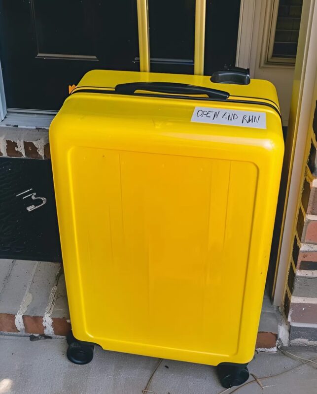 J'ai trouvé une valise étrange près de ma porte d'entrée avec une note qui a changé ma vie