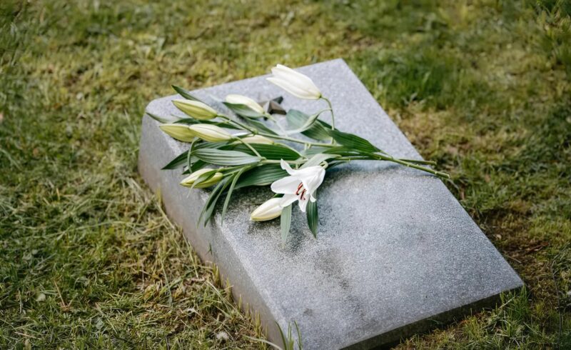 À l'enterrement de mon grand-père, j'ai remarqué une petite fille près du cercueil et je suis resté perplexe en découvrant qui elle était