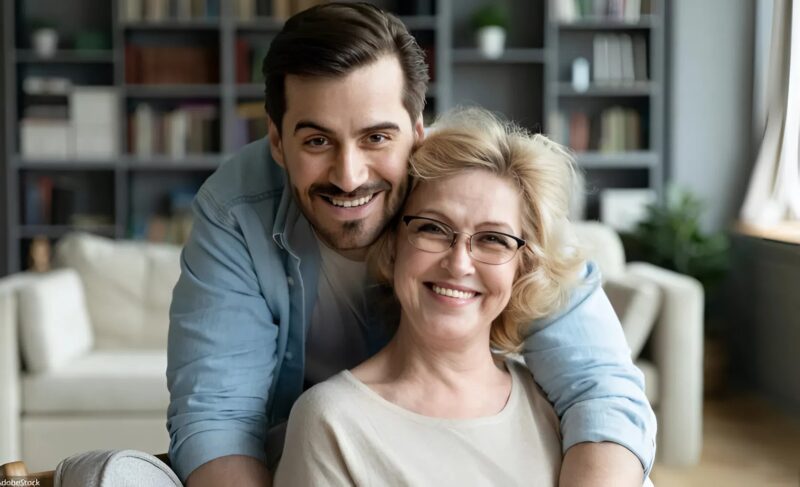 J'ai invité une jeune fille inconnue à un dîner familial : dès qu'elle est entrée, tout le monde est resté figé en la voyant