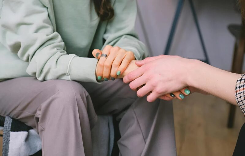 J'ai vu une petite fille portant un médaillon exactement comme celui que ma mère portait avant de disparaître : ce que j'ai découvert ensuite m'a laissé sans voix