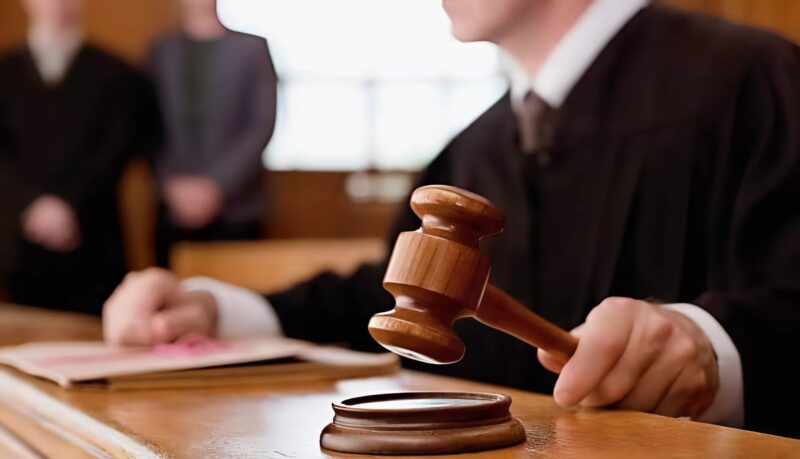 Il était accusé d'agression et de perturbation de l'ordre public, mais quand le juge a lu son nom, quelque chose d'inattendu s'est produit