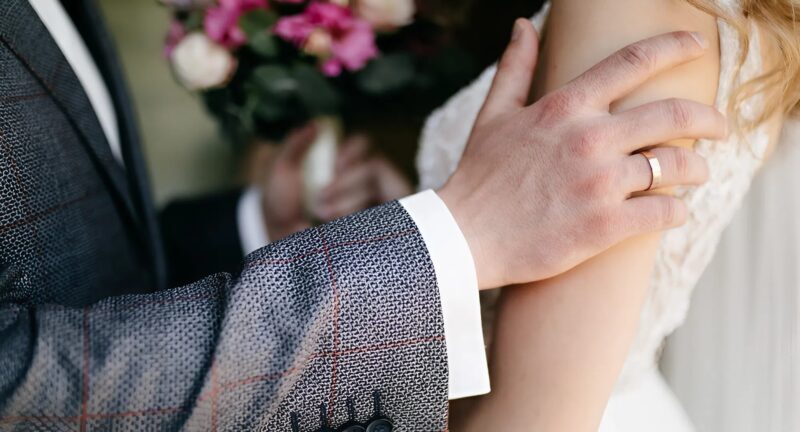 Mon fiancé a disparu juste avant notre mariage : huit ans plus tard, je l'ai revu en tant que mendiant, et ce qu'il m'a révélé m'a bouleversée