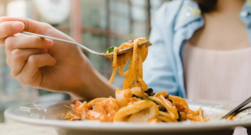 Ma belle-mère gâchait secrètement mes repas pour m’humilier devant mes invités : voici la leçon que je lui ai donnée