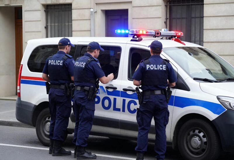 Une petite fille contacte la police, disant que ses parents étaient inconscients : lorsque la patrouille arrive sur place, la scène qu'ils découvrent laisse tout le monde sans voix