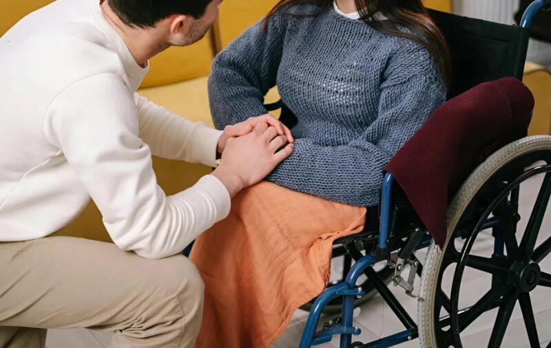 "Laisse-la, tu imagines le fardeau qu'elle sera pour toi, tu peux sans doute trouver quelqu'un d'autre", a dit ma belle-mère à mon fiancé après mon accident, et c'est sa réponse qui m'a choquée le plus : je ne m'attendais vraiment pas à ça
