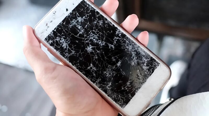 Quand j'ai trouvé le deuxième téléphone de mon mari, il l'a arraché de mes mains et l'a détruit : sa raison m'a laissée sans voix, c'était bien pire que la tromperie
