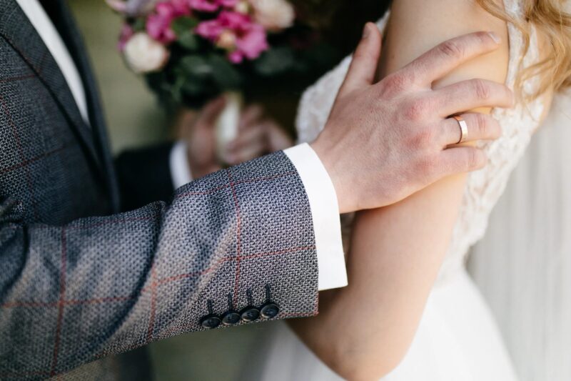 "Vous n'avez aucune idée de qui est vraiment votre mari", m'a dit un inconnu en me tendant une enveloppe le jour de notre mariage : la vérité que j'y ai découverte m'a fait pleurer
