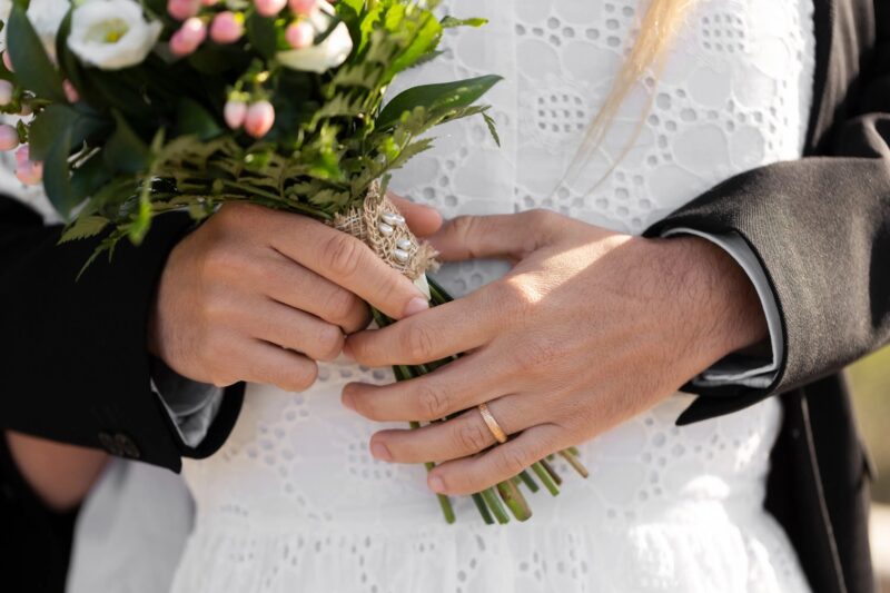 "Vous n'avez aucune idée de qui est vraiment votre mari", m'a dit un inconnu en me tendant une enveloppe le jour de notre mariage : la vérité que j'y ai découverte m'a fait pleurer