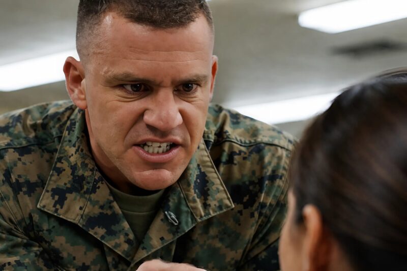 Il humiliait une soldate jusqu’à ce que le colonel entre et la salue avec respect : à ce moment-là, il a compris que sa carrière venait peut-être de s’achever à cause de ses moqueries