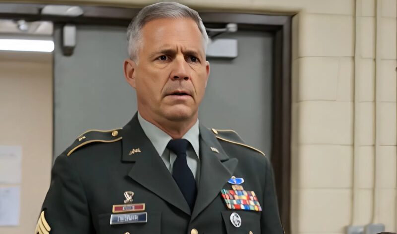 Il humiliait une soldate jusqu’à ce que le colonel entre et la salue avec respect : à ce moment-là, il a compris que sa carrière venait peut-être de s’achever à cause de ses moqueries