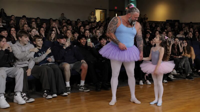 Tout le monde s'est moqué de cet homme en le voyant en tenue de ballerine, mais la raison de son acte a choqué tous les présents et les a laissés sans voix