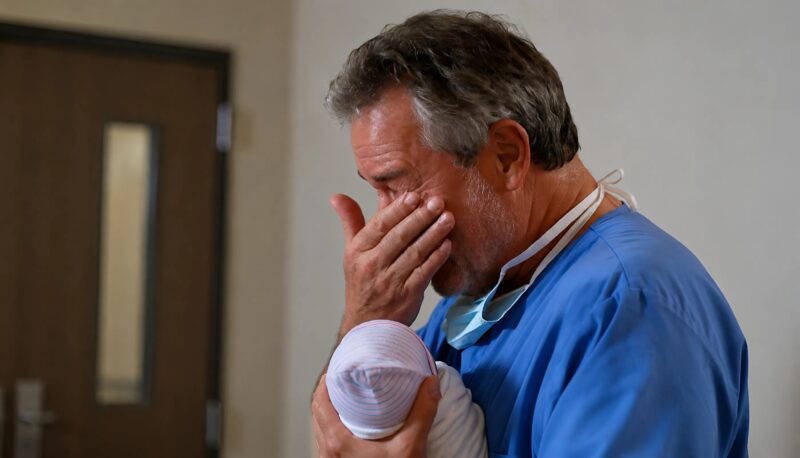 Elle est arrivée à l’hôpital seule, sans personne pour l’accompagner pour accoucher : et à peine son bébé né, le médecin l’a regardée une seule fois et a remarqué quelque chose qui l’a fait pleurer