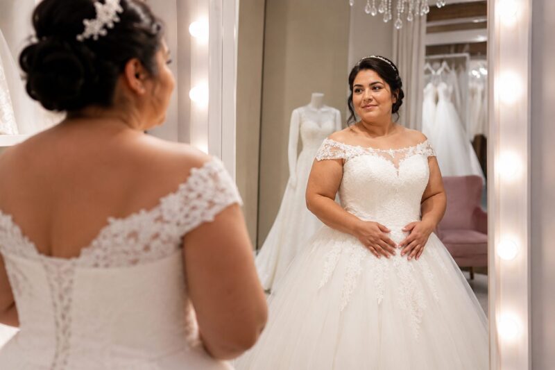 " Si tu arrives à enfiler cette robe, je t’épouserai ", dit Adam à une femme de ménage de son salon, dans le seul but de l’humilier : mais ce qui se passe ensuite laisse tout le monde bouche bée