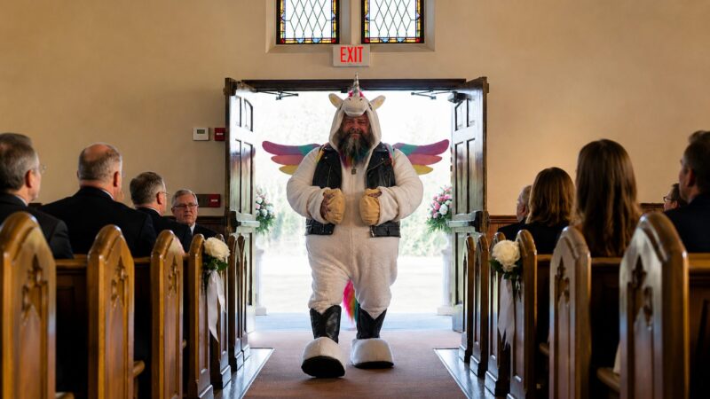 " J’ai tenu ma promesse" a dit le motard vêtu d’un costume de licorne en entrant dans l'église pendant les funérailles de ma fille : tout le monde est resté sans voix en découvrant la raison de son acte